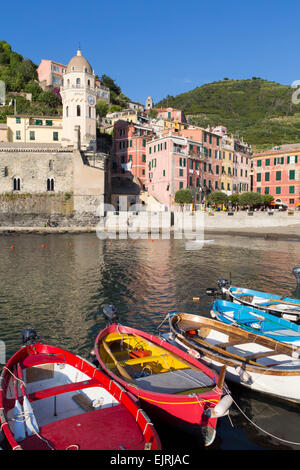 Vernazza, Cinque Terre, Ligurie, Italie, les bateaux de pêche dans le port Banque D'Images