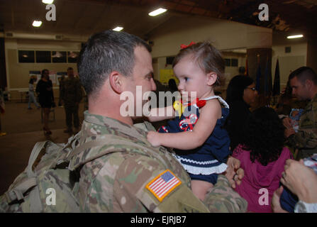 Plus de 100 soldats représentant les 1er et 2e bataillons, 501e Régiment d'aviation, l'aviation de combat Brigade, 1st Armored Division retour à Fort Bliss Le 28 septembre après 9 mois de déploiement en Afghanistan à l'appui de l'opération Enduring Freedom. Les familles et les amis du président d'aigles de fer se sont réunis à l'aérodrome d'arrivée ou de départ du Groupe de contrôle et a offert un accueil chaleureux accueil à leurs proches. La mission des bataillons, qui étaient répartis en groupe de travail Dragon et TF Reaper, était de fournir les moyens de l'aviation de combat, l'évacuation sanitaire et le transport de troupes et de matériel pour l'U.S. Banque D'Images