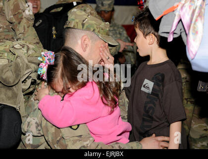 Les soldats de la 44e brigade médicale, XVIII Airborne Corps, sont accueillis par la famille et les amis qui reviennent d'un déploiement en Afghanistan d'une durée d'un à Fort Bragg, le 1 mars 2012. Le Sgt. Jessica M. Kuhn/XVIII Abn. PAO Corps Banque D'Images