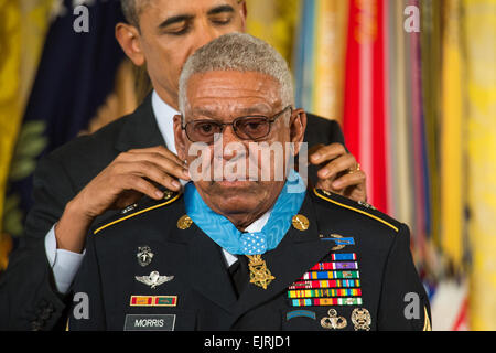 Le sergent de l'armée américaine. 1re classe Melvin Morris reçoit la médaille d'honneur du Président Barack Obama à l'intérieur de la Maison Blanche, Washington D.C., le 18 mars 2014, le Sgt. 1re classe Morris reçoit la médaille d'honneur pour ses actes héroïques au cours de la guerre du Vietnam. Le président Barack Obama a présenté 24 Médailles d'honneur dans une cérémonie rare qui vise à commémorer les actes de bravoure que le gouvernement a conclu doit d'été a reconnu il y a longtemps. Le Sgt. Mikki L. Sprenkle Banque D'Images