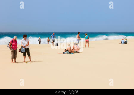 Les touristes sur sable avec l'état de la mer au-delà de Praia de Santa Monica, Boa Vista, Cap Vert, Afrique du Sud Banque D'Images