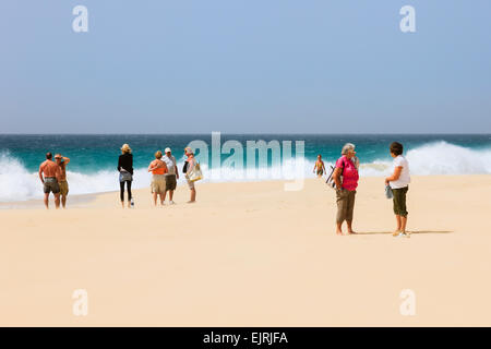 Les touristes sur sable avec l'état de la mer au-delà de Praia de Santa Monica, Boa Vista, Cap Vert, Afrique du Sud Banque D'Images