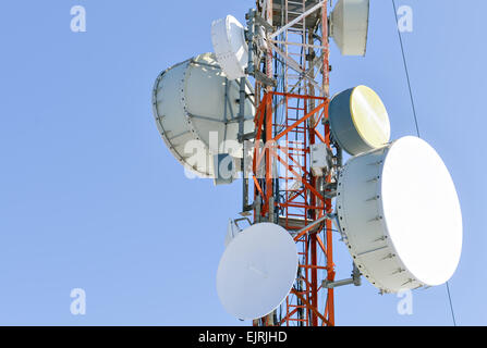 Tour d'antenne sur le sommet de la colline près de la ville Banque D'Images