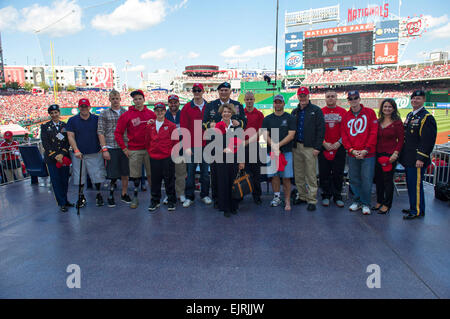 Chef de l'armée américaine, le général Raymond Odierno T. et épouse Linda posent pour une photographie avec les guerriers blessés au tiers vs cardinaux match au stade des ressortissants de Washington, D.C. le 10 octobre 2012. Service actif pour les soldats blessés et le service militaire ont été honorés au cours de la partie avec une ovation debout par des fans. Le sergent de l'armée américaine. Teddy Wade Banque D'Images