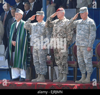 Le président afghan Hamid Karzai est à côté, de gauche à droite, de l'armée américaine le Général Dan K. McNeill, l'OTAN sortant, commandant de la Force internationale d'assistance à la sécurité de l'armée allemande ; Le général Egon Ramms, commandant de l'OTAN Allied Joint Force Command Brunssum ; et l'armée américaine le Général David D. McKiernan, nouveau commandant de la FIAS, à la FIAS à un changement de commandement, le 3 juin. Air Force capitaine principal Sgt. Andrew E. Lynch Banque D'Images