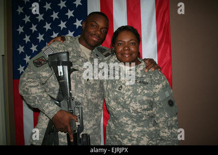 CAMP ARIFJAN, au Koweït - sur un voyage surprise en provenance de l'Iraq, 19 ans, SPC. Anthony W. Avant, Jr. s'est rendu maître de sa mère, le Sgt. Veronica L. Avant, ici le week-end avant la fête des Pères - les deux sont des résidents d'El Monte, ca. mais appeler Chicago accueil. Il sert à Mossoul à la 137e de quartier-maître Co. et elle avec le soutien des services 311e Corps expéditionnaire commande au Koweït. Banque D'Images