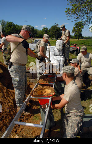 Des soldats américains affectés au 1er bataillon du 168e Régiment d'infanterie, la Garde nationale de l'Armée de l'Iowa remplir des sacs de sable de fortune à une station de remplissage-à Burlington, Iowa, le 17 juin 2008, pour les équipes qui travaillent à renforcer une digue protégeant plus de 100 maisons et 50 000 hectares de cultures à partir de l'augmentation des crues du fleuve Mississippi. L'Iowa aviateurs et soldats de la Garde nationale ont été activés pour travailler avec l'état et les organismes locaux d'assurer la sécurité et d'aider à récupérer les zones endommagées par des inondations généralisées. Le sergent-chef. Bill Wiseman, 080617-F-8517W-003 Banque D'Images