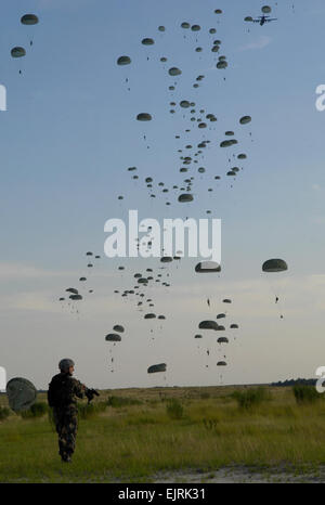 Les cadres supérieurs de l'US Air Force aérienne du 1er, Cory Boatwright, Escadron de la Caméra de combat de la Base aérienne de Charleston, S.C., bandes vidéo des soldats américains affectés à la 82e Division aéroportée comme ils le parachute d'un C-17 Golbemaster III au cours d'un exercice commun de l'entrée par effraction sur JFEX Fort Bragg, N.C., le 17 juin 2008. JFEX airdrop est un projet conjoint visant à améliorer les services à la cohésion entre l'armée et de la Force aérienne par les deux services de formation sur la manière d'exécuter des mouvements de troupes et de matériel lourd. Le s Rasheen A. Douglas, Banque D'Images