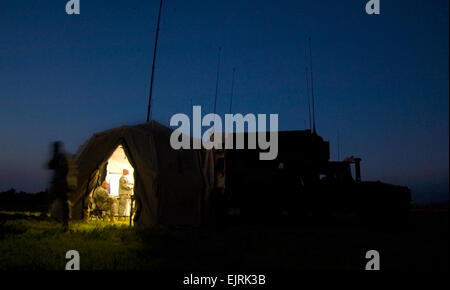 Des soldats américains de l'homme un nœud avant la station de communication lors d'un live-le-feu la validation d'un système de roquettes d'artillerie à grande mobilité au cours d'un exercice commun de l'entrée par effraction sur Fort Bragg, N.C., 18 juin 2008. L'exercice a pour but d'améliorer la cohésion entre les services de l'armée américaine et du personnel de la Force aérienne et les deux services de train à grande échelle sur l'équipement lourd et des déplacements. Les soldats sont affectés à la 3e Bataillon, 27e Régiment d'artillerie, 18e brigade des incendies. Le s.. Jacob N. Bailey, Banque D'Images