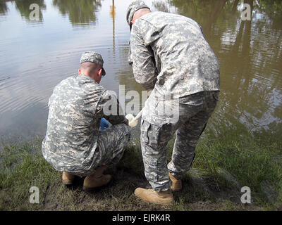 Le Sgt. Keith Yohnke à gauche et le sergent. Steve Brouillet de l'Iowa 71e de la Garde nationale d'armes de destruction massive, l'équipe de soutien civil prendre un échantillon d'eau le 19 juin à partir d'une zone inondée près de Manchester, de l'Iowa, pour aider les autorités fédérales et d'état identifier les matières dangereuses publié dans le Midwest des inondations. la parution de la Garde nationale de l'Iowa Banque D'Images