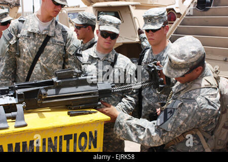 Des soldats dans le s.. Roode Steven's squad assembler un M2 - arme de calibre .50 Au cours d'une classe d'entraînement tactique à Tallil, l'Iraq, le 24 juin. Les soldats sont affectés à une troupe, 2e Escadron, 7e régiment de cavalerie, 4e Brigade Combat Team, 1re Division de cavalerie. La FPC. Terence Ewings, 4e BCT PAO, 1st Cav. Www.defenselink.mil/news/newsarticle.aspx ?id =50403 www.defenselink.mil/news/newsarticle.aspx ?id =50403 : voir Div. Banque D'Images