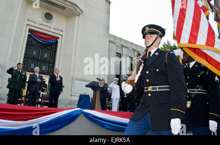 À partir de la droite, le président des États-Unis George W. Bush, Sous-secrétaire à la défense Gordon England et Vice-chef de l'armée, le général Richard A. Cody au garde à vous pendant que l'hymne national est joué au cours d'une cérémonie d'inauguration des travaux de la nouvelle armée nationale Walter Reed Medical Center a tenu à l'hôpital naval de Bethesda dans le Maryland le 3 juillet 2008. Tech. Le Sgt. Jerry Morrison. Publié Banque D'Images