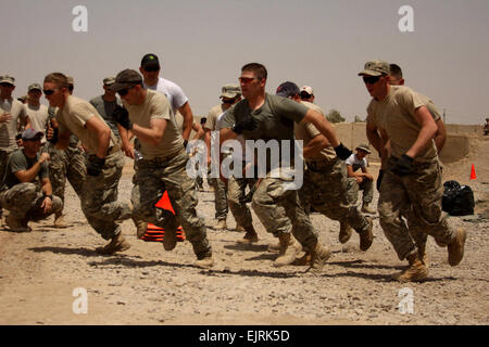 Des soldats américains de l'Administration centrale peloton, Compagnie B, 1er Bataillon, 27e Régiment d'infanterie , 2e Stryker Brigade Combat Team, la Division multinationale - Bagdad, de congés pour la un mille de steeple chase bien que concurrentes dans le barzoï Squad la concurrence au poste de sécurité commune Sheik Amir, au nord-ouest de Bagdad, dans la célébration de l'indépendance le 4 juillet 2008. La FPC. Lyndsey Dransfield Banque D'Images