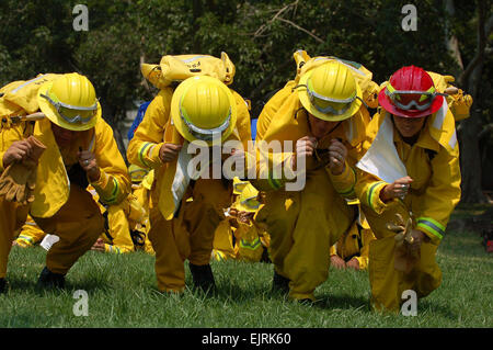 Les soldats de la Garde nationale d'armée Californie recevoir une formation de lutte contre les incendies de la Californie Département des forêts et les instructeurs de la prévention des incendies afin de les préparer pour les dangers éventuels qu'ils pourraient faire face. Le Sgt. Stuart Brown, de la Garde nationale de Californie voir : www.defenselink.mil/news/newsarticle.aspx ?id =50434 www.defenselink.mil/news/newsarticle.aspx ?id =50434 Banque D'Images