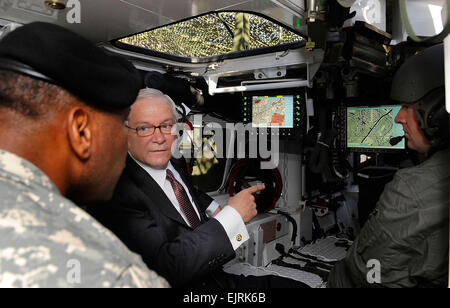 Le secrétaire à la Défense Robert M. Gates et le colonel de l'Armée de Harry Tunnel, 5e Brigade, 2e Division d'infanterie, se pencher sur un véhicule de transport Stryker alors que d'une visite guidée de la 5e Brigade, 2e Division d'infanterie à Fort Lewis, Washington, le mardi, 8 juillet 2008. U.S. Air Force Tech Sgt Jerry Morrison publié Banque D'Images