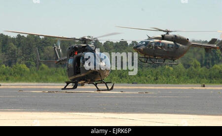 La Garde nationale de la Louisiane deux nouveaux UH-72 Lakotas touche vers le bas pour la première fois au champ à Pineville Esler, La. Stephanie J. Cross voir : /-news/2008/07/10/10788-guard-unités-recevoir-m... /-News/2008/07/10/10788-guard-unités-recevoir-plus-haute-technologie-hélicoptères lakota-/ Banque D'Images