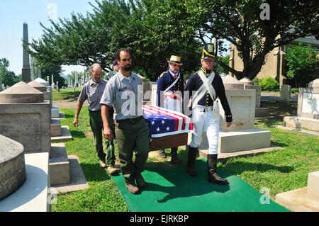 Un petit cercueil d'acajou contenant les restes du général Alexander Macomb, un héros de la Bataille de Plattsburgh en 1814 et sa femme Catherine est retourné à son tombeau reconstruit au cimetière du Congrès le 17 juillet par des employés du Service des parcs nationaux et deux gardes habillés en uniformes historiques. J.D. Leipold voir : /-news/2008/07/18/10998-guerre-D-1812-hero-rebu... /-News/2008/07/18/10998-guerre-D-1812-hero-enterré-à-congressional-cimetière/ Banque D'Images