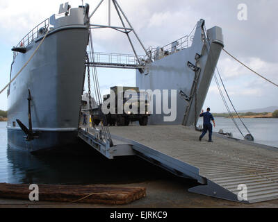 Navire de soutien logistique de l'armée MG Charles P. Gross est chargé des communications du 307e Bataillon du signal pour les véhicules de transport à Pearl Harbour, Harbour rue Nawiliwili que vous suivrez en préparation pour l'éclairage de sauvetage 2008, une initiative conjointe de l'exercice militaire et civil qui aura lieu au Pacific Missile Range Facility à Kauai. ID : 104683 Date : 18 juillet 2008 Endroit : Pearl Harbor, US Photographe : Siège, 25e Division d'infanterie, plus de photos d'affaires publiques de l'Administration centrale, 25e Division d'infanterie, Affaires publiques Banque D'Images