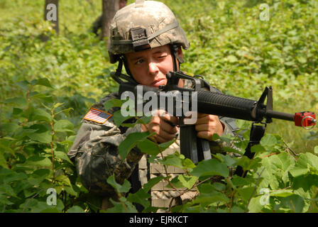 Des soldats américains de l'Alpha, la batterie d'artillerie de 118e, 48e Brigade Combat Team, la Garde nationale de Géorgie participent au cours de la bataille d'infanterie sur formation Fort McCoy, au Wisconsin, le 17 juillet 2008, au cours de Patriot 2008. Patriot est un exercice multinational interarmées, impliquant la Garde nationale et la réserve et les composants actifs de l'Armée de l'air et de l'Armée canadienne, ainsi que les forces britanniques et néerlandais. Airman Senior Robert Barney Banque D'Images