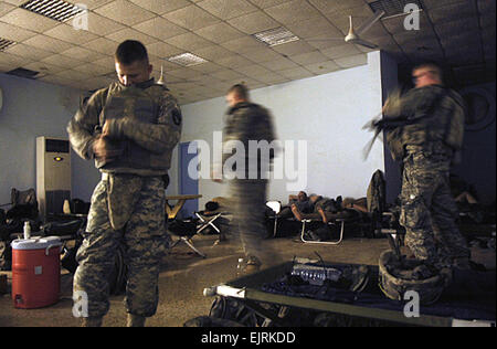 Les soldats se préparent pour leur service de garde à la station commune de sécurité, Shula Iraq le 18 juillet 2008. Les soldats américains font partie du 2e peloton, Compagnie Bravo, 1er Bataillon, 502e Régiment d'infanterie, 101ème Division aéroportée. Le s.. Manuel J. Martinez Banque D'Images