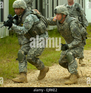 Le s.. Miguel A. Martinez-Velazquez, aumônier adjoint du sous-officier responsable, 3e Brigade Combat Team, 82e Division aéroportée, abris 3e Brigade BCT Maj Paul Jaedicke aumônier d'entrants d'incendie pendant le jeu de rôle la formation des assistants de l'aumônier et de l'aumônerie 3e Août au Joint Readiness Training Center. Les aumôniers et leurs assistants sont la formation pour un prochain déploiement à l'appui de la guerre contre le terrorisme. Circuit de l'armée américaine. Kimberly Cole, le Bureau des affaires publiques de la 40e Banque D'Images