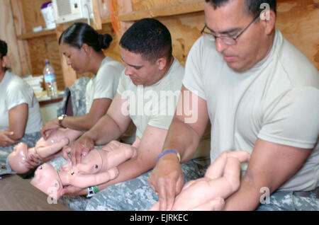 GUANTANAMO BAY, Cuba ñ Des soldats de la Garde nationale de l'Armée de pratiquer la réanimation sur mannequin nourrisson au cours d'un cours de certification RCR dans la Force opérationnelle interarmées de l'Guantanamoís America Camp le 1 août 2008. Le cours a été menée par le sergent de l'armée. Christopher Ellis, sous-officier responsable de l'aide de troupes, et enseigné aux soldats la façon d'aider les victimes d'arrêt cardiaque ou respiratoire. JTF Guantanamo effectue des soins sécuritaires et humaines et la garde des combattants ennemis. La foi mène des opérations d'interrogatoire pour recueillir je stratégique Banque D'Images