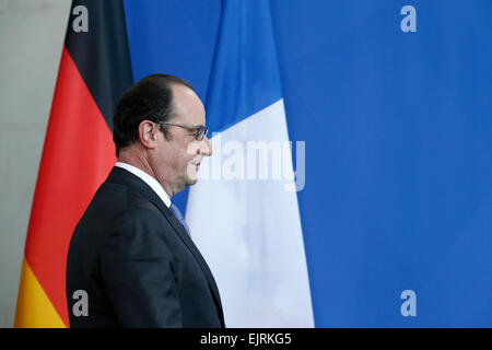 Berlin, Allemagne. 31 mar, 2015. photo de famille du gouvernement allemand et français s'est rendu compte pendant les 17. allemand-français Conseil des ministres à la Chancellerie fédérale le 31 mars 2015 à Berlin, Allemagne. / Photo : François Hollande, président de la France parle de côté la chancelière allemande Angela Merkel. crédit : reynaldo chaib paganelli/Alamy live news Banque D'Images