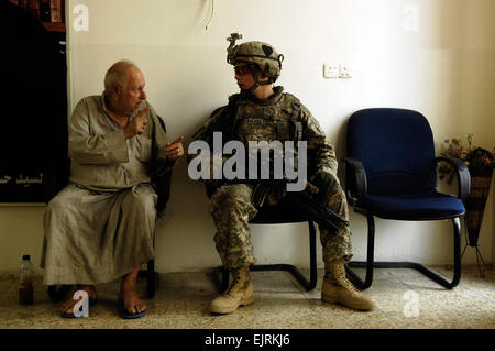 Un homme parle de l'Armée américaine à la FPC. Skyler Roseenberry, natif de Chambersburg, Pennsylvanie, dans une salle d'attente d'un accueil de personnes âgées d'être visité par les soldats américains dans la région de Kadhimiya, l'Iraq le 30 juillet 2008. Les soldats américains font partie du 4e peloton, Compagnie Delta,1er bataillon du 502e Régiment d'infanterie, 101ème Division aéroportée. Photo par le sergent. Manuel J. Martinez Banque D'Images