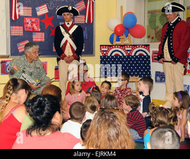 CSA, la lecture et les enfants à Fort Belvoir J.D. Leipold 12 Juin 2008 Chef d'état-major général George W. Casey Jr. a payé un appel sur les jeunes au centre de développement de l'enfant à Fort Belvoir, en Virginie, ce matin pour participer à la 233e anniversaire de l'armée. L'lire "Joyeux Anniversaire" de l'armée, un nouveau livre écrit par les jeunes de l'armée des Services à la salle remplie de 5 ans. Après la lecture il a répondu aux questions des enfants, en répondant à l'un en particulier -- qui, après une discussion sur les chiens de l'armée voulait savoir si l'armée "il y avait des chats ?" La prochaine coupe Casey et servi le gâteau pour les enfants avant de retourner à ses offi Banque D'Images