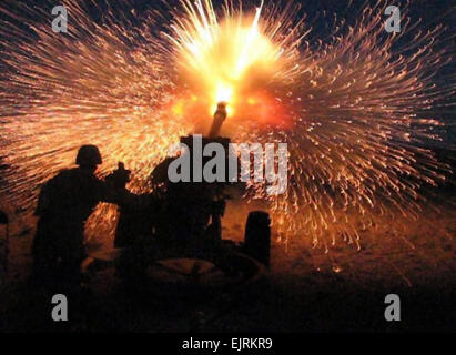 Les artilleurs de la batterie d'un champ, 2-218th Field Artillery, 41ème Infantry Brigade Combat Team, la Garde nationale de l'Oregon, un incendie d'un shell 105mm Howitzer à Yakima, dans l'état des terrains d'entraînement, au cours de la formation annuelle d'unités le 9 août dernier. Le Sgt. Le Tchad de Layton, une batterie 2-218e, l'Artillerie de la Garde nationale de l'Armée de l'Oregon Banque D'Images