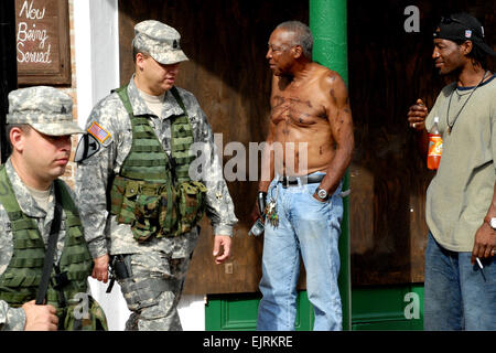 L'armée patrouille de la Garde nationale de la Louisiane New Orleans Quartier français du 3 septembre 2008, pour assurer la protection et la sécurité des résidents locaux. Après l'évacuation de la ville en raison de l'ouragan Gustav, les citoyens commencent à retourner dans leurs foyers dans et autour de Orleans Parish. Ministère de la défense du personnel de l'Armée photo par le Sgt. Michael J. Carden Banque D'Images