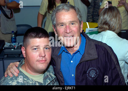 BATON ROUGE, Louisiane) -- Le Président George W. Bush montre sa reconnaissance à Le Capitaine Bill Douglas de la Garde nationale de la Louisiane en visite dans le bureau du gouverneur de la sécurité intérieure &AMP ; mesures d'urgence . En réponse à une question sur l'allégement de l'ouragan Gustav, travail effectué par servicemembers, Bush a dit, "Mon message est grâce à service Nord -- pour ce que vous faites. Vous portez l'uniforme parce que vous êtes le meilleur de l'Amérique." photo de l'armée par le Sgt. 1re classe Paul Meeker, 241e Mobile représentant des affaires publiques. Banque D'Images