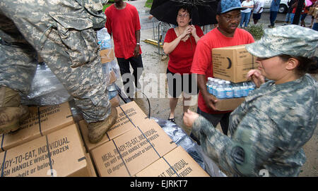 Baton Rouge, Louisiane, 03 septembre 2008- Army National Guard de la CPS. Jacquelyn Smith de 1084, Division Trasnportation Spidell, La. distribue des bouteilles d'eau et boîtes de repas prêts à manger MRE pour les citoyens touchés par l'ouragan Gustav, spécialiste de la communication de masse de la Marine américaine 2e classe Joshua Lee Kelsey. Banque D'Images