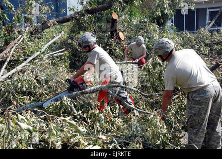 La Garde nationale de la Louisiane 926e Mobilité Ingénieur de la société tireur 769e bataillon du génie clearing la voie publique à Baton Rouge, en Louisiane, d'arbres tombés dans le sillage de l'ouragan Gustav. Le 926e MAC utilisé les tronçonneuses avec huile de coude pour accomplir leur mission. Banque D'Images