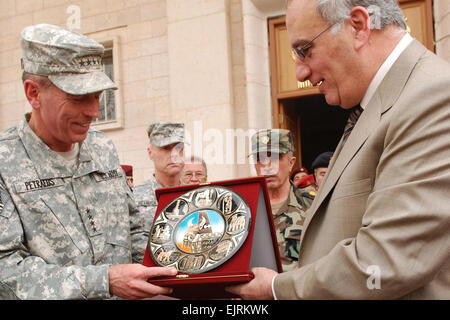 Irak Le Ministre de la Défense, Abdul Qadir remet un cadeau à l'armée américaine le Général David H. Petraeus lors d'une cérémonie d'adieu à Bagdad, le 15 septembre 2008. Petraeus, le général commandant sortant devient le commandement des forces multinationales - l'Iraq à l'Armée Le Général Raymond Odierno, 16 septembre. Petraeus a servi dans trois postes de commandement en Iraq depuis 2003. Il va maintenant prendre le commandement du Commandement central des États-Unis. Photo de l'Armée américaine Banque D'Images