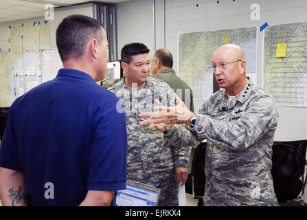 U.S. Air Force Le Général Victor E. Renuart Jr., centre, commandant du Commandement de la défense aérospatiale de l'Amérique du Nord et le Commandement du Nord des États-Unis, se réunit avec le colonel de l'Armée de Wayne Sinibaldi, centre, et Brett Dixon de la Texas Task Force 1 au Camp Mabry à Austin, Texas, le 15 septembre 2008. Le général Renuart est au Texas pour faire une évaluation de l'ouragan IKE a suivi. Teddy Sgt Wade publié Banque D'Images