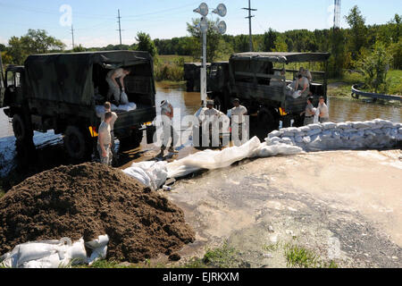 Les restes de l'ouragan Ike qui ont brisé les côtes du Texas le 12 septembre 2008, les plus de 10 pouces de pluie sur plusieurs comtés de l'Indiana du nord-ouest du lac causant, rivières, affluents et des prélèvements de déborder sur leurs banques et provoquer des inondations massives. Le 16 septembre, les membres de la Garde nationale de l'Indiana 113e bataillon du génie jeté des milliers de sacs de sable sur les prélèvements à l'omission à Gary, Indiana, pour aider leur terre et arrêter de nouvelles inondations. Banque D'Images