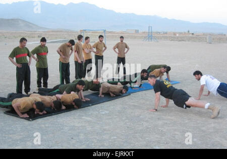 Le Sgt. 1re classe Steve Palazzo, originaire de Charlotte, N.C., dirige la Police militaire de l'Armée nationale afghane 01-08 Classe dans une session de formation physique tôt le matin.  : Le Capitaine Mike Miranda Banque D'Images