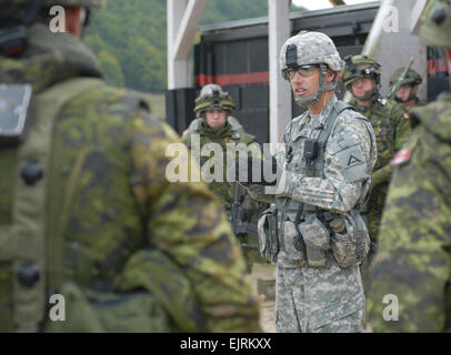 HOHENFELS, Allemagne, le 17 septembre 2008 - Le Sgt. 1re classe Jason Wright, observateur contrôleur, multinationales conjointes de la hauteur de Centre de préparation, les entraîneurs et les mentors, enseigne les soldats canadiens de I'entreprise, 2e Bataillon, Royal Canadian Regiment pendant la pratique d'un incendie mercredi au cours de l'esprit de coopération 2008 à JMRC près de Hohenfels, Allemagne. Esprit de coopération 2008 est un centre de formation de combat multinationales destinées à tester la rotation de l'interopérabilité entre les Américains, britanniques, canadiens, australiens et néo-zélandais armées ABCA. Banque D'Images