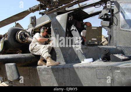 CAMP TAJI, Iraq ñ de gauche, SPC. Charles Carrington, un mainteneur de Cedarville, Ohio, et la CPS. James Gibbon, un mainteneur de Koror, Palau, tous deux attribués à l'entreprise B, 404e Bataillon de soutien à l'aviation, l'aviation de combat Brigade, 4e Division d'infanterie, Division Multinationale ñ Bagdad, effectuer la phase d'entretien sur un hélicoptère d'attaque Apache sur Camp Taji 18 septembre. Le Sgt. 1re classe Brent Hunt, CAB PAO, 4ème Inf. Div., DN-B Banque D'Images