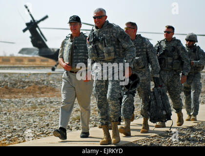 Secrétaire de l'armée, l'Honorable Pete Geren, arrive à la base d'opérations d'urgence Speicher, Iraq, avec le Major-général Mark Hertling, Groupe de travail Fer et 1st Armored Division commandant général, à visiter avec des soldats autour de la COB, 18 septembre. Il y a visité les soldats avec 2e Peloton, 158e compagnie du Génie de Combat, 326e bataillon du génie Air Assault. Photo de l'Armée américaine par la CPS. Karla P. Elliott, 14e Détachement des affaires publiques Banque D'Images