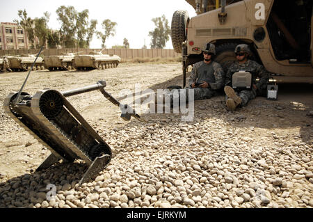 L'ARMÉE AMÉRICAINE Jon Ponts, natif de Spring Creek, dans l'armée américaine, enseigne le s.. Wilwerding Aaron, originaire de Kansas City, Mo., comment faire fonctionner un robot Pack de base à la base d'opérations avancée de faucon, l'Iraq le 18 septembre 2008. Wilwerding ponts et sont membres de l'Escadron, 4e Troupe Commanches, 10e de cavalerie, 4e Division d'infanterie. Le s.. Manuel J. Martinez Banque D'Images