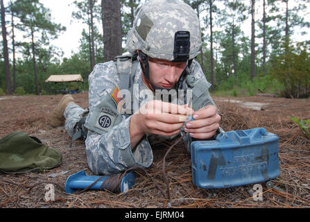 La CPS. Gleb Golushko, de la Compagnie B, 2e Bataillon, 325e Régiment d'infanterie aéroportée, 2e Brigade Combat Team, 82e Division aéroportée, emplaces un M18A1 Mine Claymore au cours de fantassin Expert formation Badge à Fort Bragg sep.15. Le s.. Mike Pryor, 2e, 82e BCT Abn. Div. Affaires publiques Banque D'Images