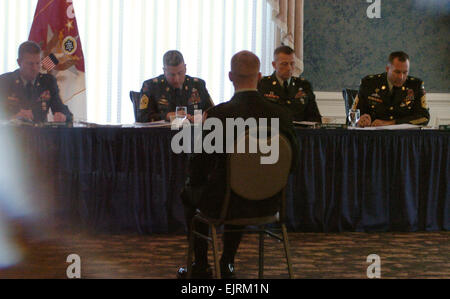 La CPS. David Obray répondre aux questions lors de la commande d'apparition de tous les sergents le lundi, 29 Septembre, 2008. Obray représente la réserve de l'armée dans le département de l'armée et des sous-officiers le soldat de l'année "Concours" Meilleur guerrier à Fort Lee, en Virginie, le 28 septembre - 3 octobre 2008. 2008 de l'armée Concours meilleur guerrier /bestwarrior/2008/ Banque D'Images