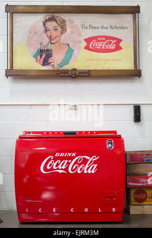 Chesterfield Twp., Michigan - un vieux Coca Cola distributeur automatique sur l'affichage à l'Stahl's Automotive Foundation. Banque D'Images