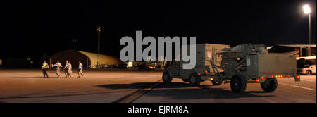 Soldats de la Compagnie Charlie, 101e Bataillon des troupes spéciales de la Division, la 101e Division aéroportée, montrent le chemin à travers la piste d'aviation à Bagram, en Afghanistan, pour une Humvee transportant un Nœud de réseaux communs et une antenne satellite dans le remorquage, le 15 octobre. Une fois le JNN et chaînes atteindre l'aire d'atterrissage, ils sont monté avec des chaînes en préparation pour être sling-chargé en vertu des hélicoptères Chinook dans le matin d'être transporté à une autre base. La CPS. Marie L. Gonzalez, FOIC-101 Affaires Publiques Banque D'Images