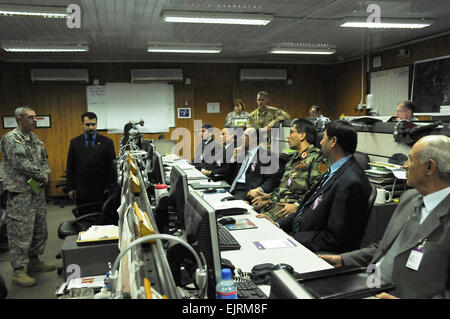 Le Lieutenant-colonel de l'armée américaine Donald Jones gauche, Transition conjointe de la sécurité combinée, donne une visite guidée de son centre des opérations d'un groupe d'importants dirigeants de la ministère afghan de la Défense, au cours d'une récente étude américaine et de la stratégie et de la politique afghane à Kaboul. atelier photo par Air Force Staff Sgt. Beth Del Vecchio publié Banque D'Images