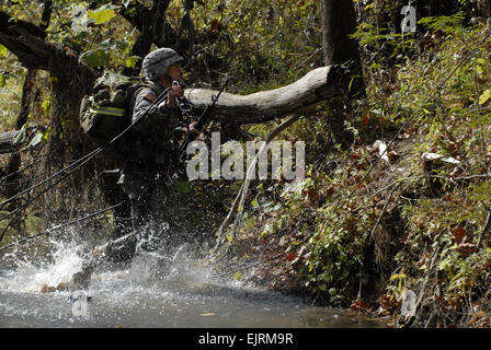 L'Université de l'Indiana un cadet ROTC porte sur un lit de cordes creek pendant le pont de cordes partie du défi de Rangers, un concours organisé entre plusieurs collèges midwest au Camp Atterbury, Ind., Octobre 24 à 26 octobre. Banque D'Images