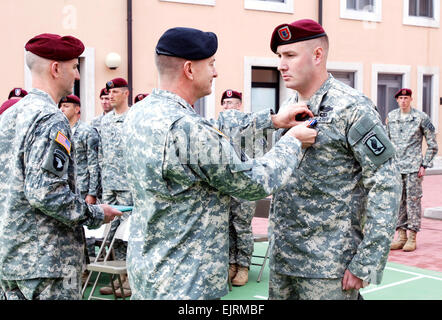 Le brig. Le général William, B. Garrett, commandant de la Force opérationnelle de l'Europe du Sud, présente la CPS. Dillon Bergstad du Quartier général et l'entreprise de l'Administration centrale, 1er Bataillon, 503e Régiment d'infanterie aéroportée avec le Silver Star sur Caserma Ederle à Vicenza, Italie, le 31 octobre. Bergstad a reçu la médaille pour ses actions au combat alors qu'il était déployé en Afghanistan en août 2007. Le Sgt. 1re classe Jacob Caldwell Banque D'Images