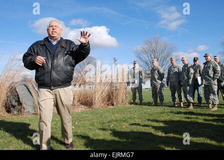 L'Université Purdue agronomie le professeur George Van Scoyoc explique la différence entre les forêts et les sols des prairies aux soldats de l'Guardís National Indiana 1-19ème beauté Développement au Centre agricole de Beck à West Lafayette (Indiana) le Mardi, Novembre 18, 2008. Le Citizen-Soldiers va utiliser cette formation et aux civils qui ont acquis des habiletés pour aider les agriculteurs de l'Afghanistan lorsque l'équipe déploie en 2009. "La possibilité d'utiliser nos compétences civiles pour quelque chose de positif est une rareté dans ce que nous faisons," a déclaré le Capitaine Brian Pyle. Photo de la Garde nationale de l'Indiana par le sergent. Jeff Lowry Banque D'Images